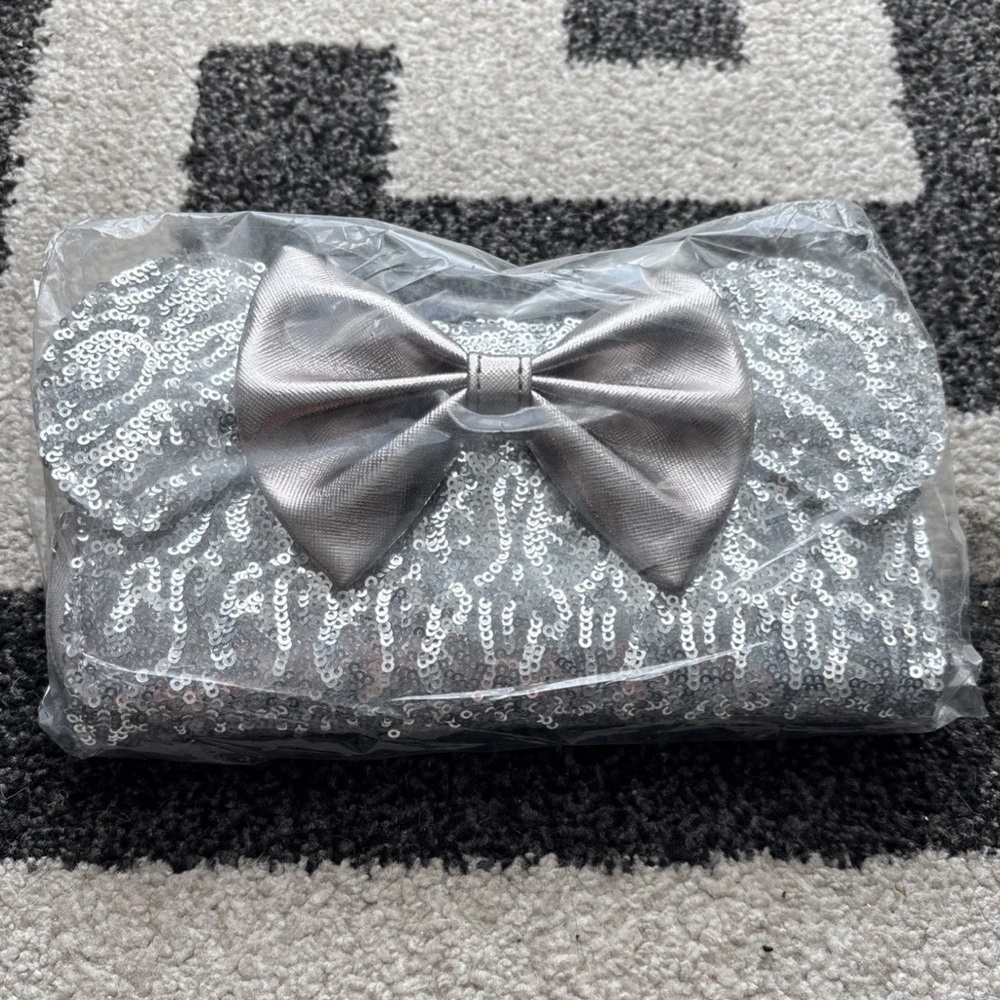 Loungefly Hard Tag Minnie Mouse sequined zippered wallet with wristlet strap NWT